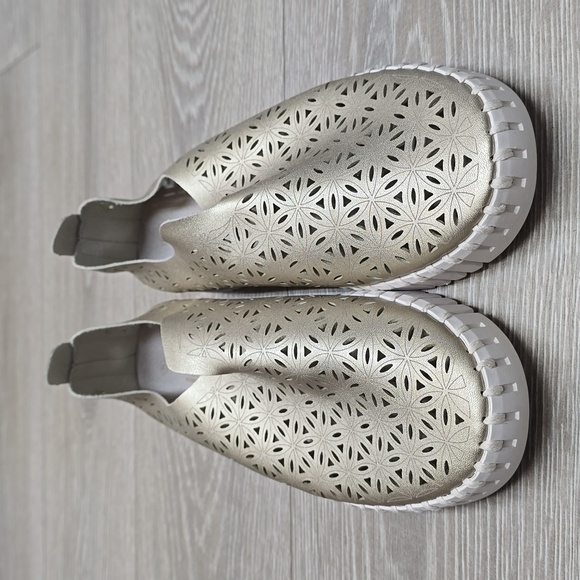 NEW Ilse Jacobsen Tulip Perforated Slip On Sneaker Women Sz 41 Metallic US 10.5 - Picture 8 of 9